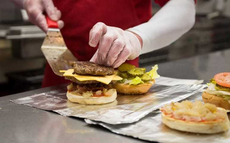 12-fast-food-chains-crafting-delicious-burgers-with-pure-ground-beef-4.jpg