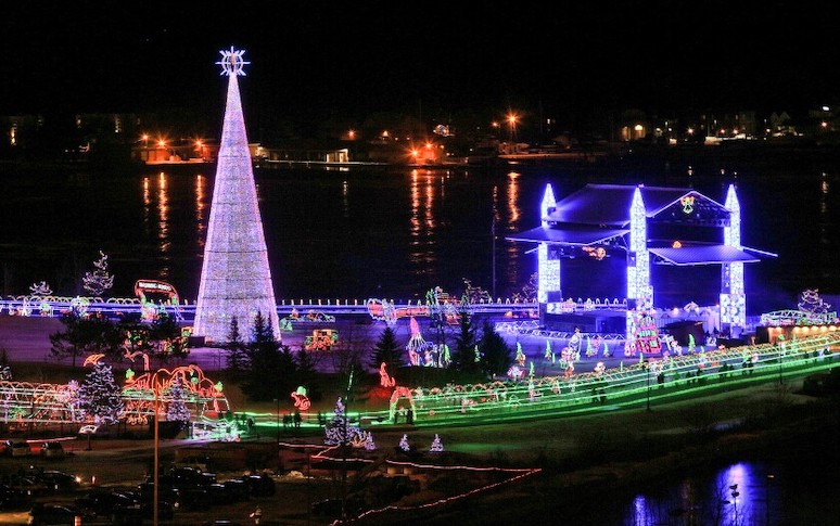 20-christmas-light-displays-you-cant-miss-across-the-us-10.jpg