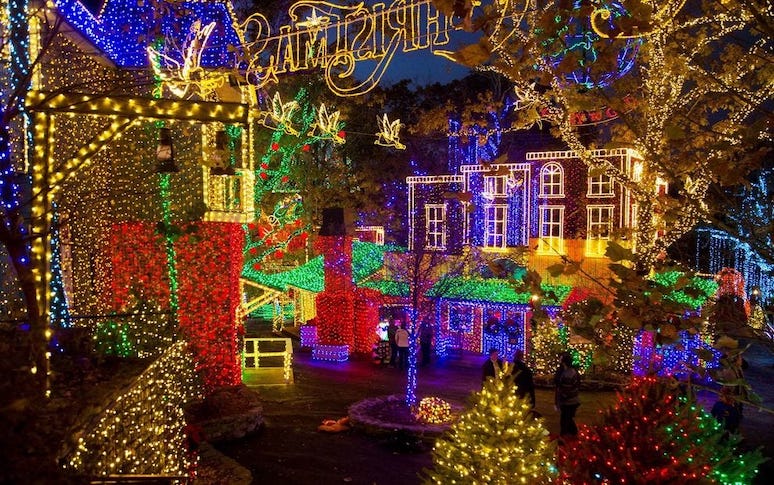 20-christmas-light-displays-you-cant-miss-across-the-us-12.jpg