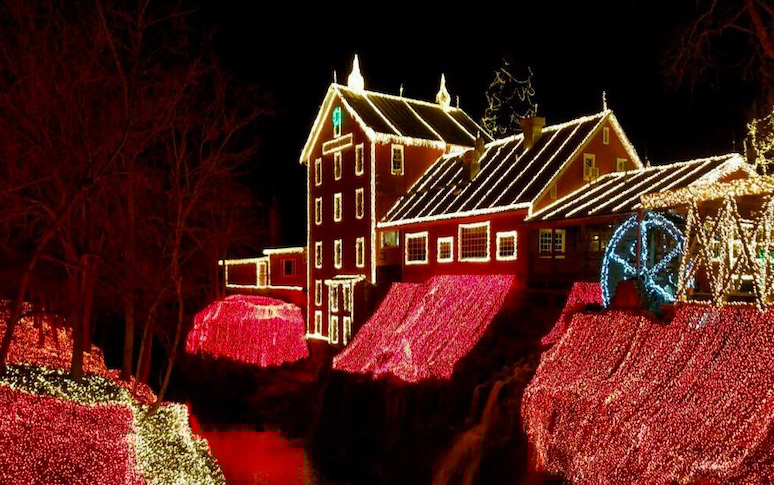 20-christmas-light-displays-you-cant-miss-across-the-us-15.jpg