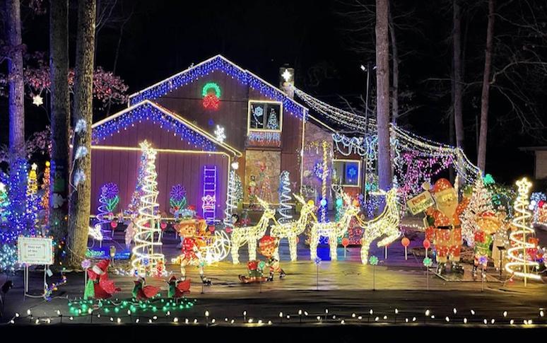 20-christmas-light-displays-you-cant-miss-across-the-us-18.jpg
