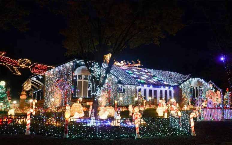 20-christmas-light-displays-you-cant-miss-across-the-us-7.jpg