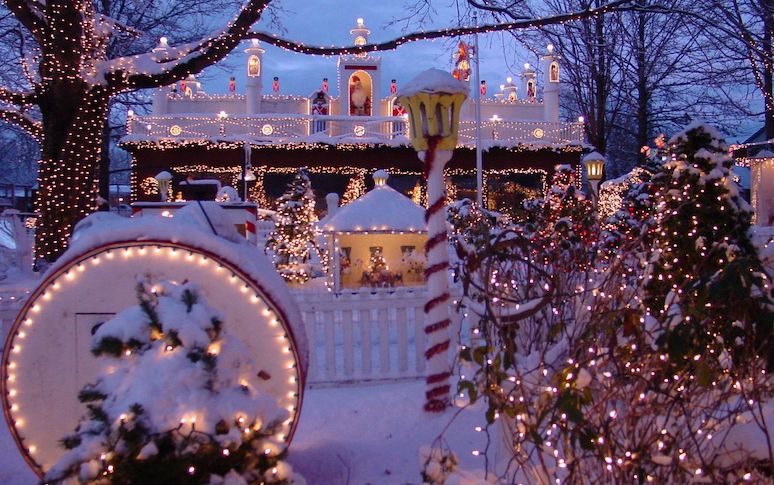 20-christmas-light-displays-you-cant-miss-across-the-us-9.jpg