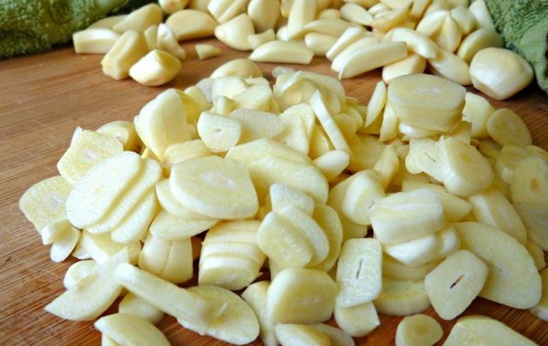 6-surprising-facts-about-garlic-6.jpg